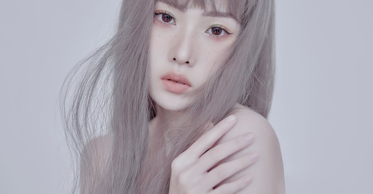 découvrez des coiffures élégantes pour cheveux gris qui mettent en valeur votre beauté naturelle avec style et modernité.