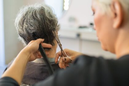 découvrez les meilleures coiffures pour cheveux gris, élégantes et modernes, qui sublimeront votre style à tout âge.