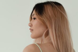 découvrez le hair balayage, une technique de coloration naturelle et lumineuse qui sublime vos cheveux avec des reflets doux et élégants.