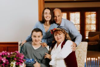 découvrez les traditions et la signification de hanoucca, la fête juive des lumières, entre rituels ancestraux, symboles et célébrations familiales.