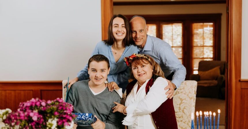 découvrez les traditions et la signification de hanoucca, la fête juive des lumières, entre rituels ancestraux, symboles et célébrations familiales.