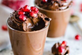 découvrez notre mousse au chocolat industrielle, une délicieuse préparation riche et onctueuse, idéale pour les professionnels de la pâtisserie et les grandes cuisines.