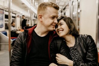 découvrez les causes et les signes de la jalousie chez les hommes, ainsi que des conseils pour gérer et comprendre ce sentiment complexe dans les relations.