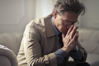 découvrez la profondeur de la mélancolie, un sentiment complexe mêlant tristesse douce et réflexion intime, exploré à travers divers arts et littératures.