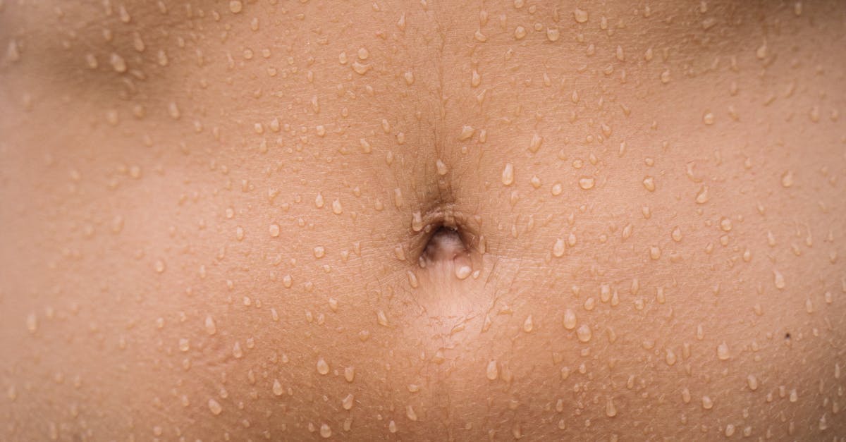 découvrez des remèdes naturels efficaces pour combattre la transpiration excessive des pieds et garder vos pieds frais toute la journée.