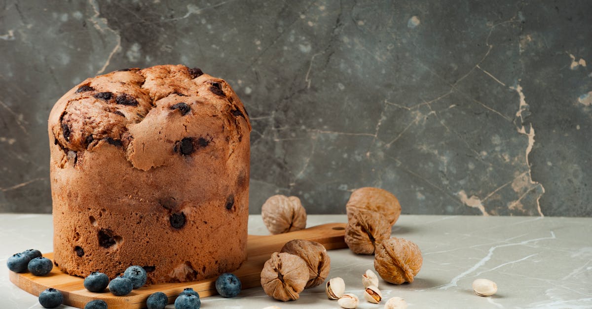 découvrez le panettone, une brioche italienne moelleuse et gourmande, garnie de fruits confits et de raisins secs. parfait pour les fêtes ou une pause sucrée, le panettone séduit par son goût unique et sa texture aérienne.
