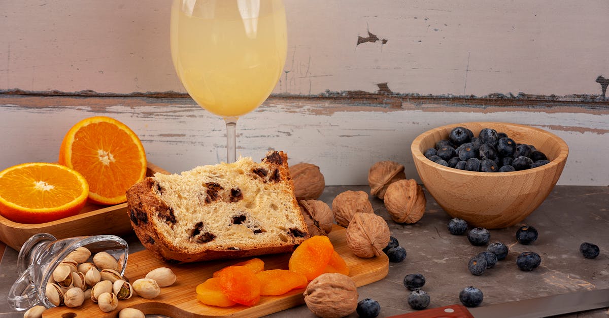 découvrez l'origine et la recette traditionnelle du panettone, une brioche italienne moelleuse aux fruits confits, idéale pour les fêtes et les moments gourmands.