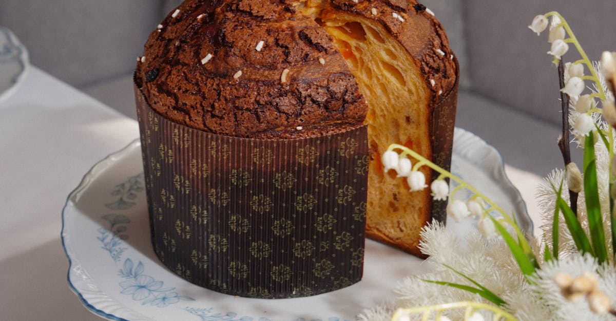 découvrez le panettone, une brioche italienne moelleuse et riche en saveurs, garnie de fruits confits et de raisins secs. idéale pour les fêtes, elle ravit les gourmands avec sa légèreté et son parfum unique.