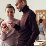 découvrez comment adopter une bonne posture avec votre téléphone pour éviter les douleurs au cou et améliorer votre confort au quotidien.
