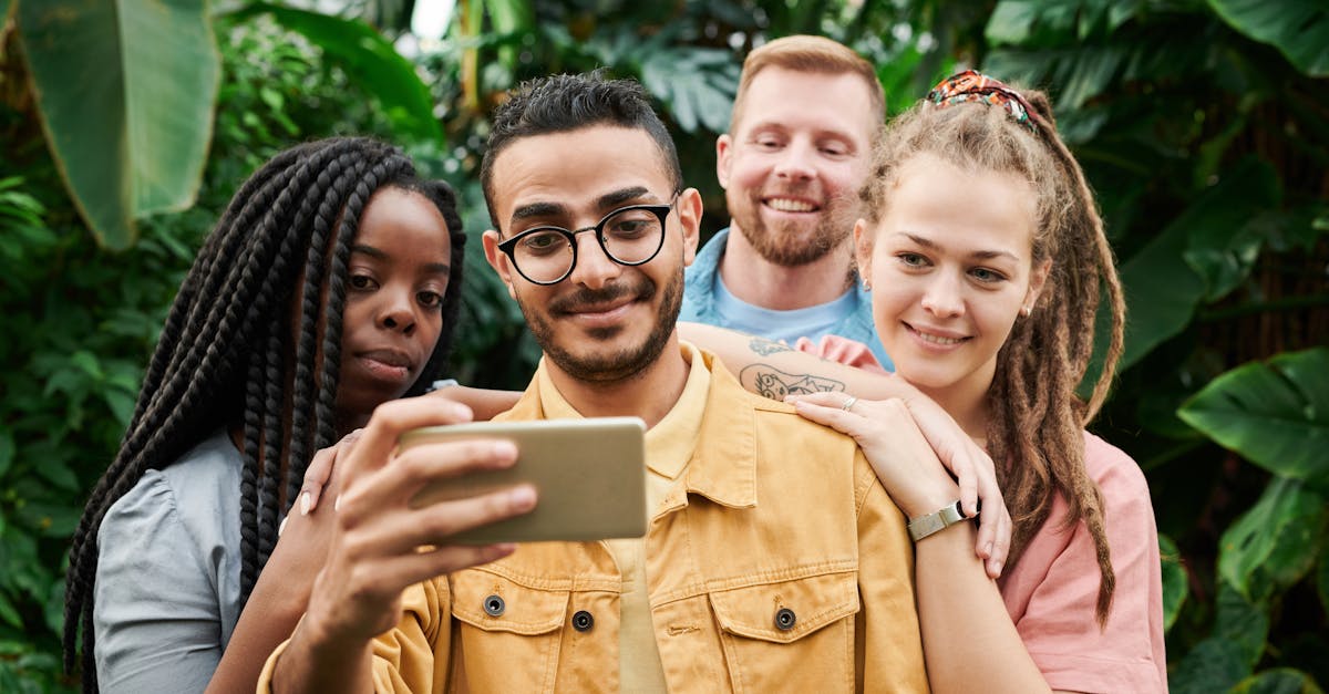 découvrez comment adopter une bonne posture avec votre téléphone pour éviter les douleurs et améliorer votre confort au quotidien.