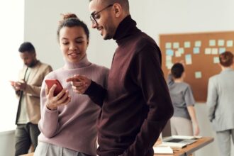découvrez comment adopter une bonne posture avec votre téléphone pour éviter les douleurs au cou et améliorer votre confort au quotidien.