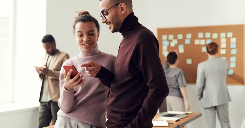 découvrez comment adopter une bonne posture avec votre téléphone pour éviter les douleurs au cou et améliorer votre confort au quotidien.