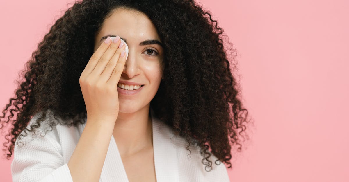 découvrez nos conseils de soins de la peau spécialement conçus pour les peaux olive et mixtes, afin d'assurer hydratation, équilibre et éclat naturel.