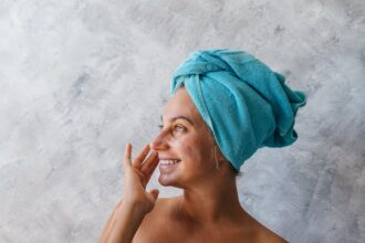 découvrez des conseils de soin de la peau spécialement adaptés aux peaux olivâtres et mixtes pour une beauté éclatante et un teint équilibré.