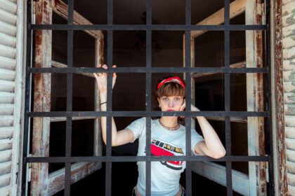 découvrez comment adopter et styliser des franges asymétriques pour un look moderne et audacieux. conseils et inspirations pour des uneven bangs tendance.