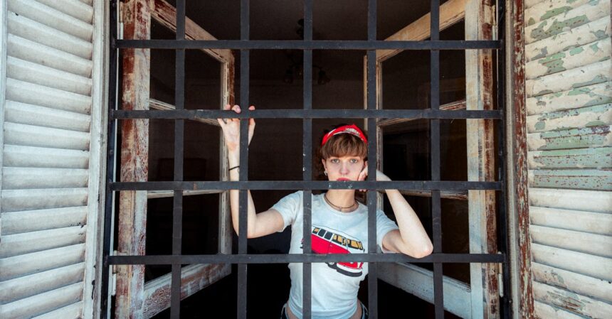 découvrez comment adopter et styliser des franges asymétriques pour un look moderne et audacieux. conseils et inspirations pour des uneven bangs tendance.