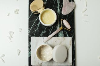 découvrez notre sérum anti-âge puissant qui réduit les rides, raffermit la peau et illumine votre teint pour une apparence jeune et éclatante.