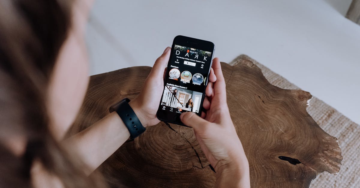 découvrez les mini-séries incontournables à regarder en binge sur netflix, des histoires captivantes et courtes parfaites pour vos marathons télé.