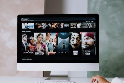 découvrez notre sélection des mini-séries incontournables à regarder à la suite sur netflix pour des soirées binge-watching passionnantes.