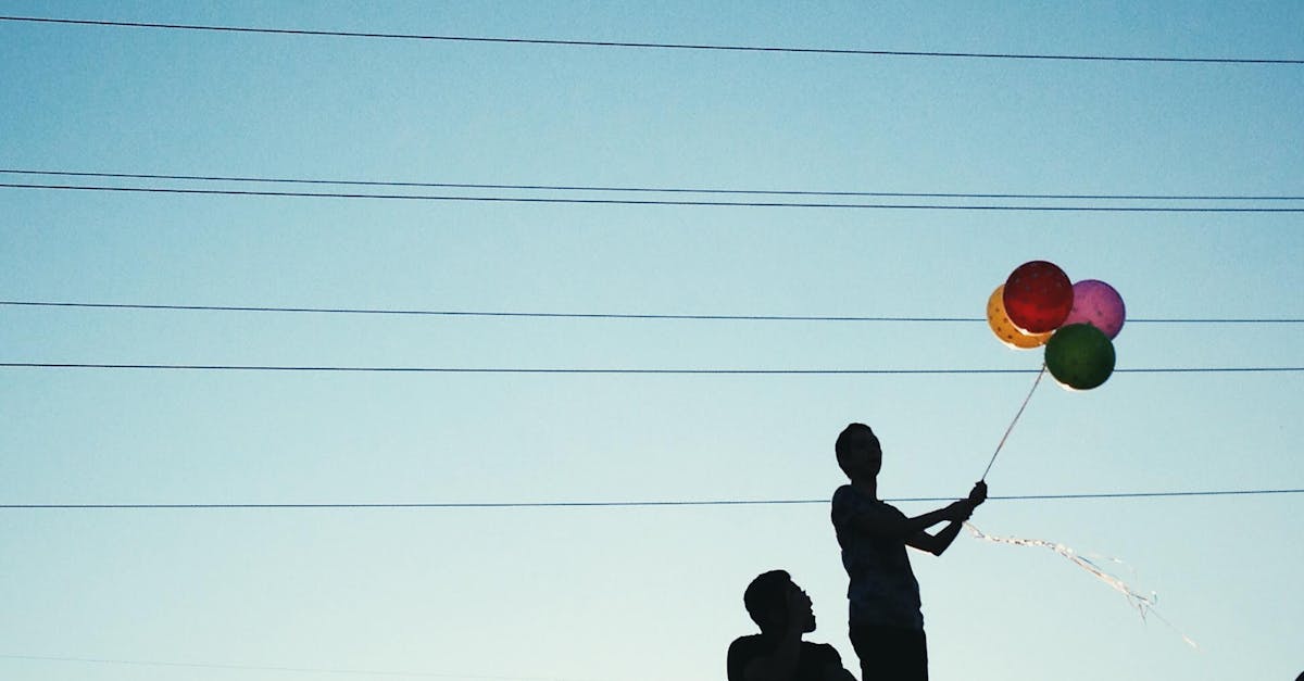 découvrez les différences de taille entre vos célébrités préférées avec notre guide complet et amusant sur les hauteurs des stars.