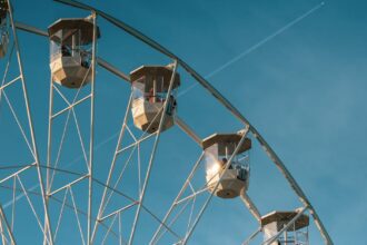 découvrez les différences de taille étonnantes entre célébrités et comment elles influencent leurs apparitions publiques et photos.