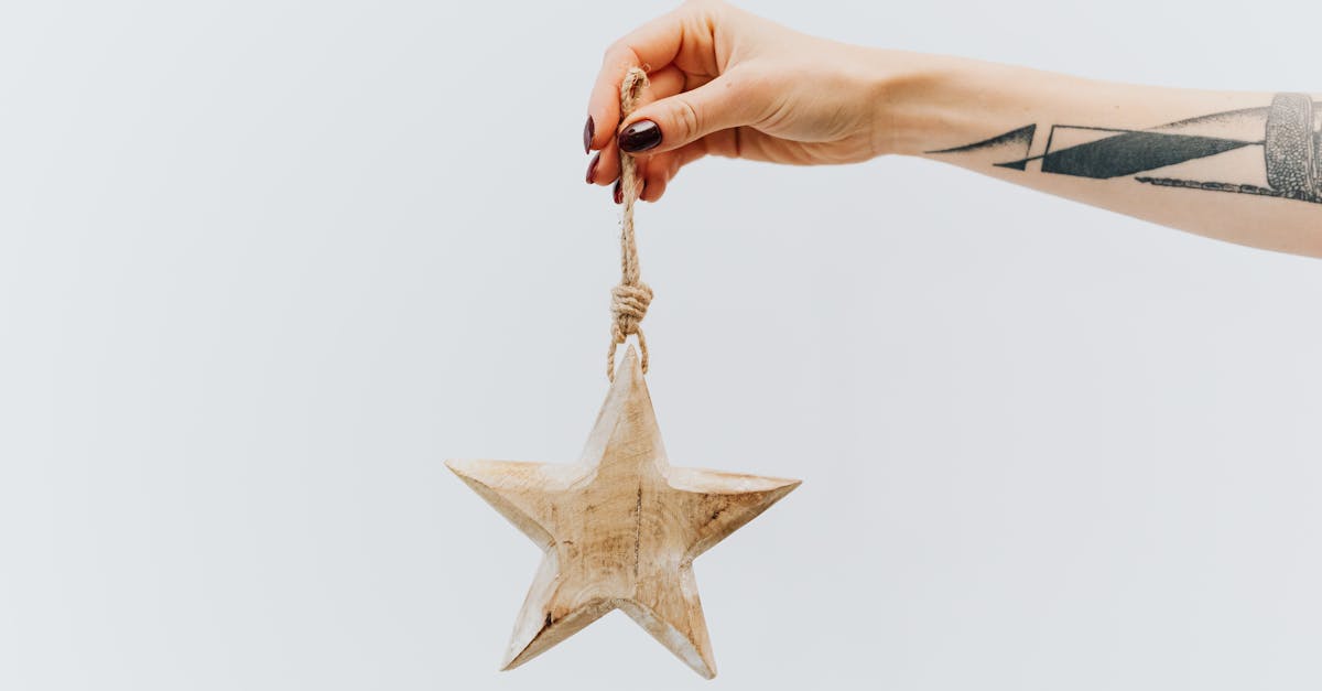 découvrez nos tatouages d'oreille délicats, alliant finesse et élégance pour sublimer votre style avec discrétion et originalité.