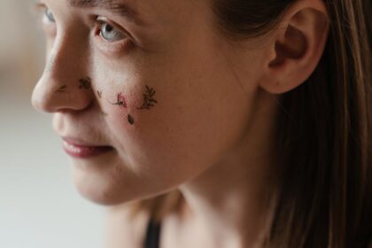 découvrez nos tatouages d'oreille délicats, alliant finesse et élégance pour sublimer votre style avec discrétion.