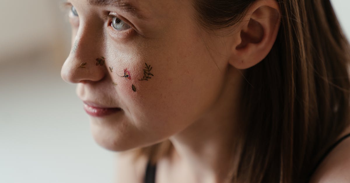 découvrez nos tatouages d'oreille délicats, alliant finesse et élégance pour sublimer votre style avec discrétion.