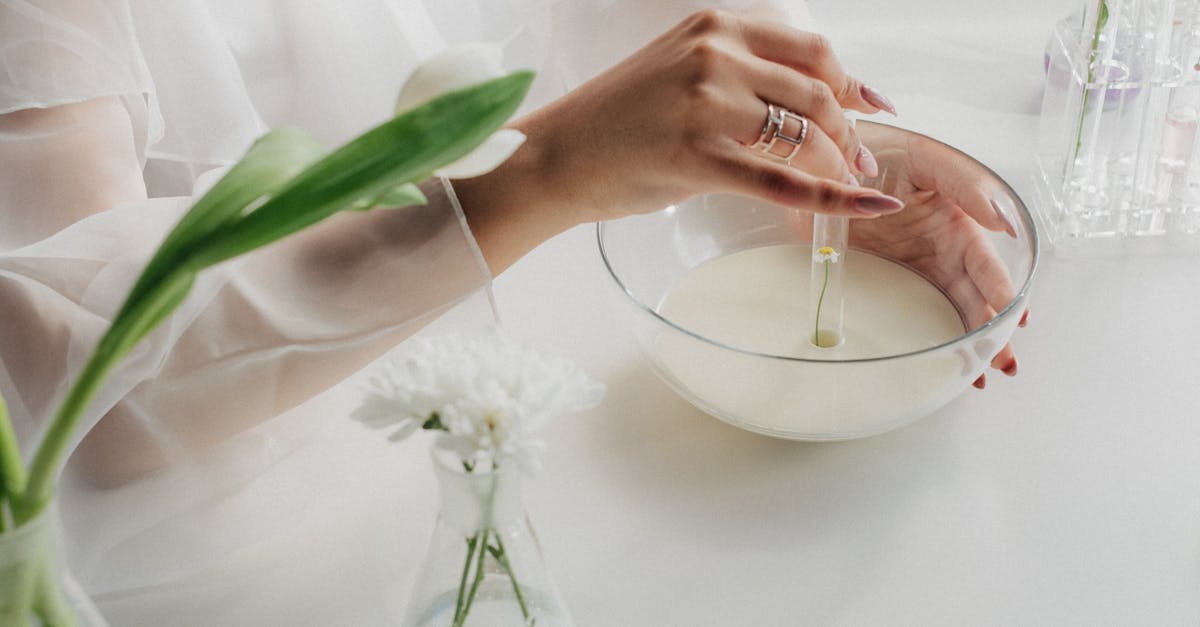 découvrez le syndrome de l'ongle vert, une infection bactérienne affectant les ongles, ses causes, symptômes et traitements pour des ongles sains.