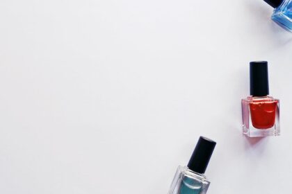 le syndrome de l'ongle vert est une infection bactérienne qui provoque une décoloration verdâtre des ongles, nécessitant un traitement médical adapté pour éviter les complications.