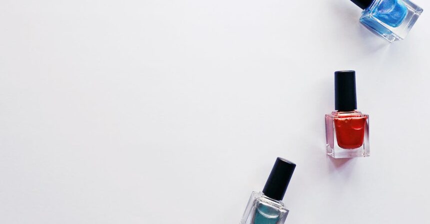 le syndrome de l'ongle vert est une infection bactérienne qui provoque une décoloration verdâtre des ongles, nécessitant un traitement médical adapté pour éviter les complications.