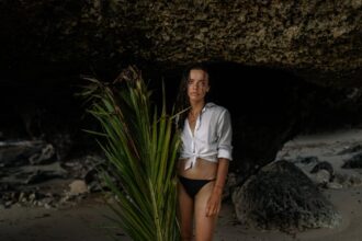 découvrez une plage naturiste cachée, un paradis secret pour profiter du soleil et de la nature en toute liberté et intimité.