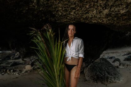 découvrez une plage naturiste cachée, un paradis secret pour profiter du soleil et de la nature en toute liberté et intimité.