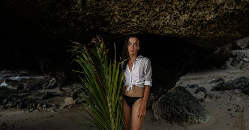 découvrez une plage naturiste cachée, un paradis secret pour profiter du soleil et de la nature en toute liberté et intimité.