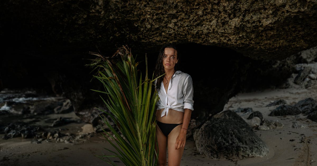 découvrez une plage naturiste cachée, un paradis secret pour profiter du soleil et de la nature en toute liberté et intimité.