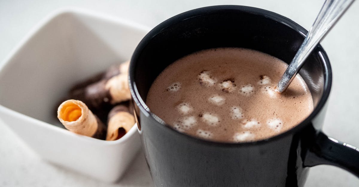 découvrez comment le chocolat chaud peut contribuer à la prise de poids, ses bienfaits caloriques et des conseils pour l'intégrer à votre alimentation.