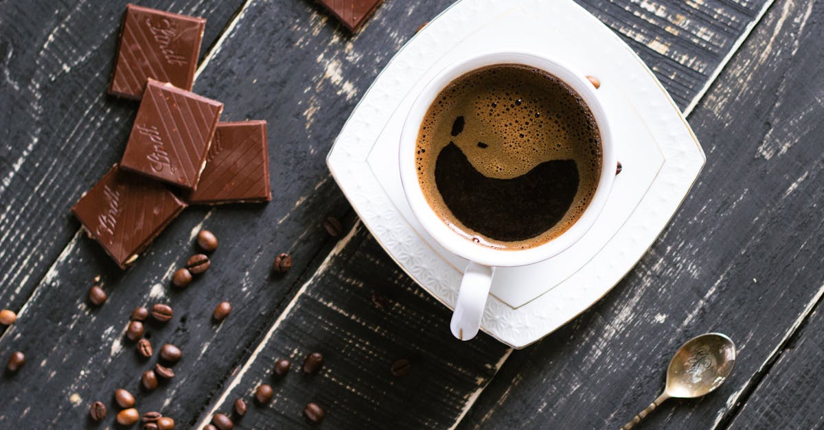 découvrez comment le chocolat chaud peut contribuer à la prise de poids, ses apports caloriques et des conseils pour l'intégrer dans une alimentation équilibrée.
