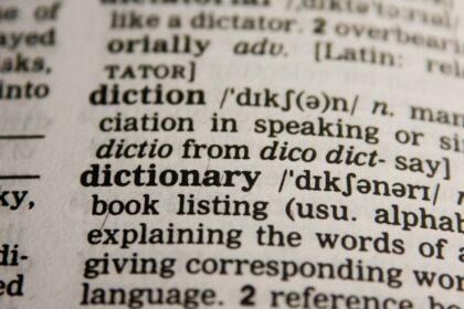 découvrez une collection d'expressions idiomatiques françaises courantes, leurs significations et exemples d'utilisation pour enrichir votre vocabulaire.