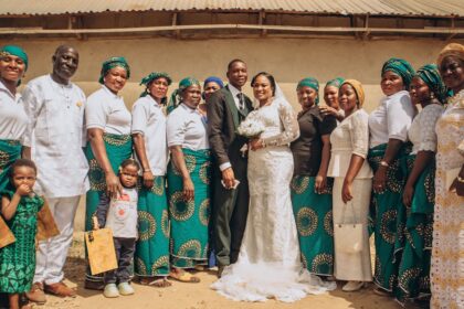 découvrez notre élégante robe en dentelle, parfaite pour toutes vos occasions spéciales. alliez finesse et féminité avec ce modèle raffiné et intemporel.