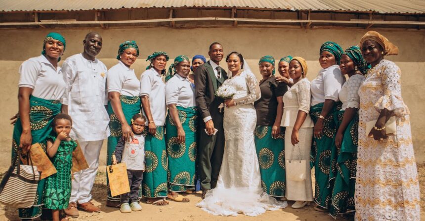 découvrez notre élégante robe en dentelle, parfaite pour toutes vos occasions spéciales. alliez finesse et féminité avec ce modèle raffiné et intemporel.