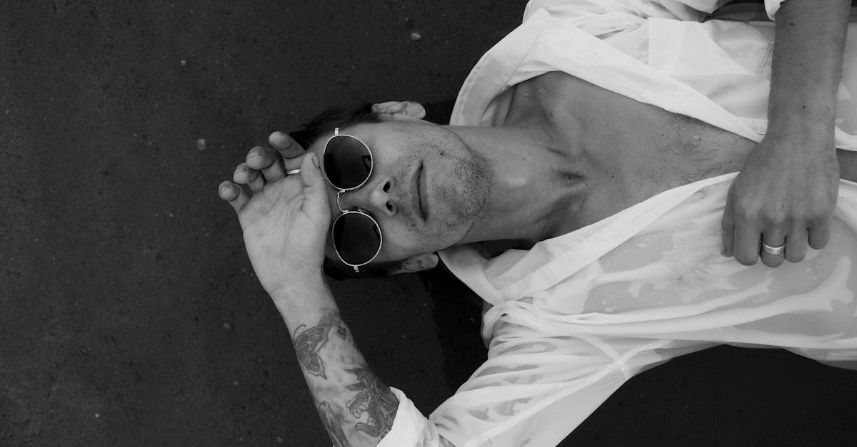 découvrez l'élégance des tatouages minimalistes : des designs simples, épurés et modernes qui expriment votre style avec discrétion et raffinement.