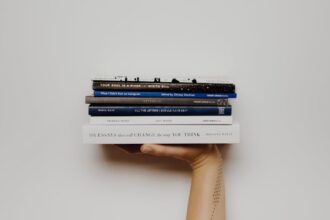 découvrez des tatouages minimalistes élégants et discrets, parfaits pour exprimer votre style avec simplicité et raffinement.