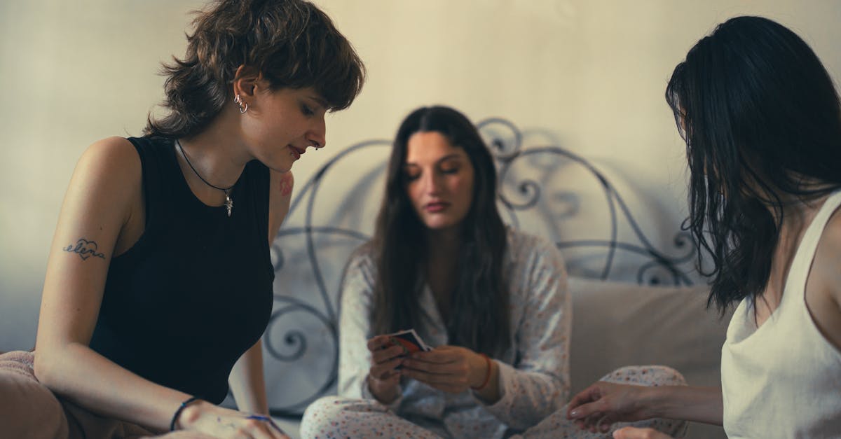 découvrez des idées élégantes et significatives de tatouages d'orchidée, symboles de beauté, de force et d'exotisme, parfaits pour un design unique.