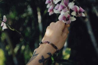 découvrez l'élégance et la symbolique unique du tatouage d'orchidée, un choix parfait pour exprimer beauté et délicatesse sur votre peau.