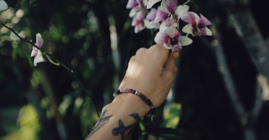 découvrez l'élégance et la symbolique unique du tatouage d'orchidée, un choix parfait pour exprimer beauté et délicatesse sur votre peau.