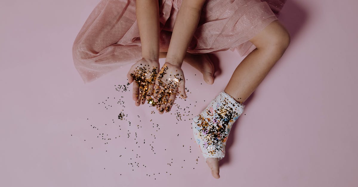 découvrez la transformation des acteurs de la série the nanny au fil des années : avant/après, évolutions de style et carrières actuelles des membres du casting.