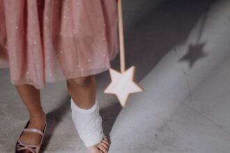 découvrez les transformations étonnantes des acteurs de la série the nanny, de leurs débuts à aujourd'hui.