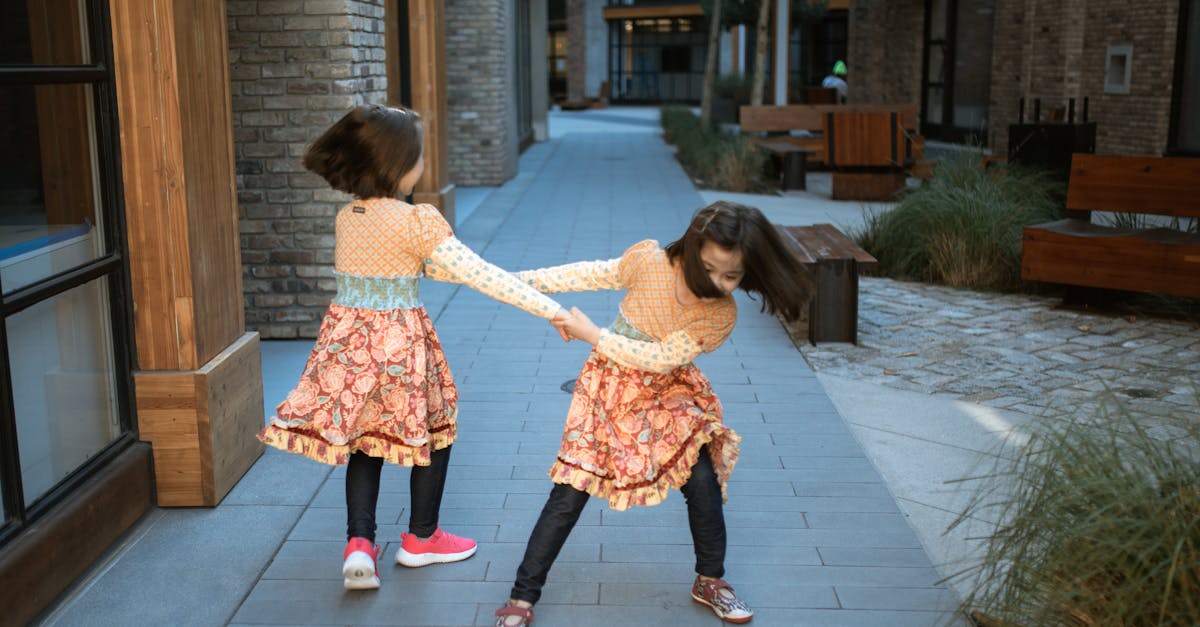 découvrez le phénomène fascinant des 'twin strangers' : des personnes non liées par le sang mais d'un incroyable ressemblant. explorez leurs histoires et les mystères derrière ces sosies inconnus.