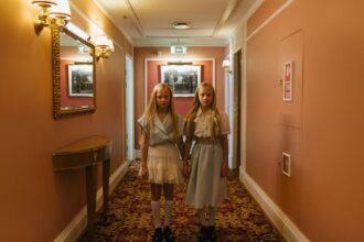 découvrez 'twin strangers', l'incroyable histoire de personnes non liées mais identiques, explorant les mystères des doubles inconnus à travers le monde.