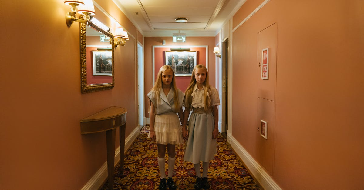 découvrez 'twin strangers', l'incroyable histoire de personnes non liées mais identiques, explorant les mystères des doubles inconnus à travers le monde.